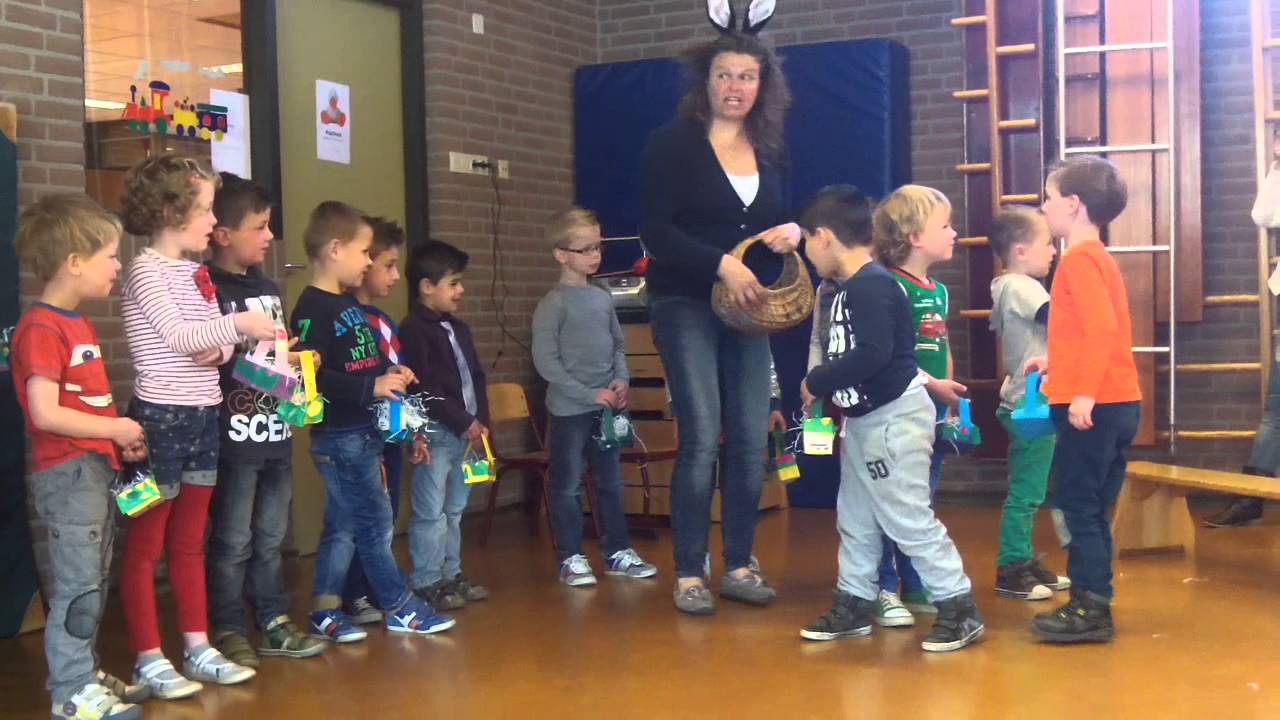 Pasen 2014 op de Plakkenberg voorstelling kleutergroepen