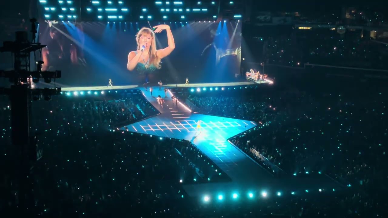 Taylor Swift - Style / Blank Space - Live