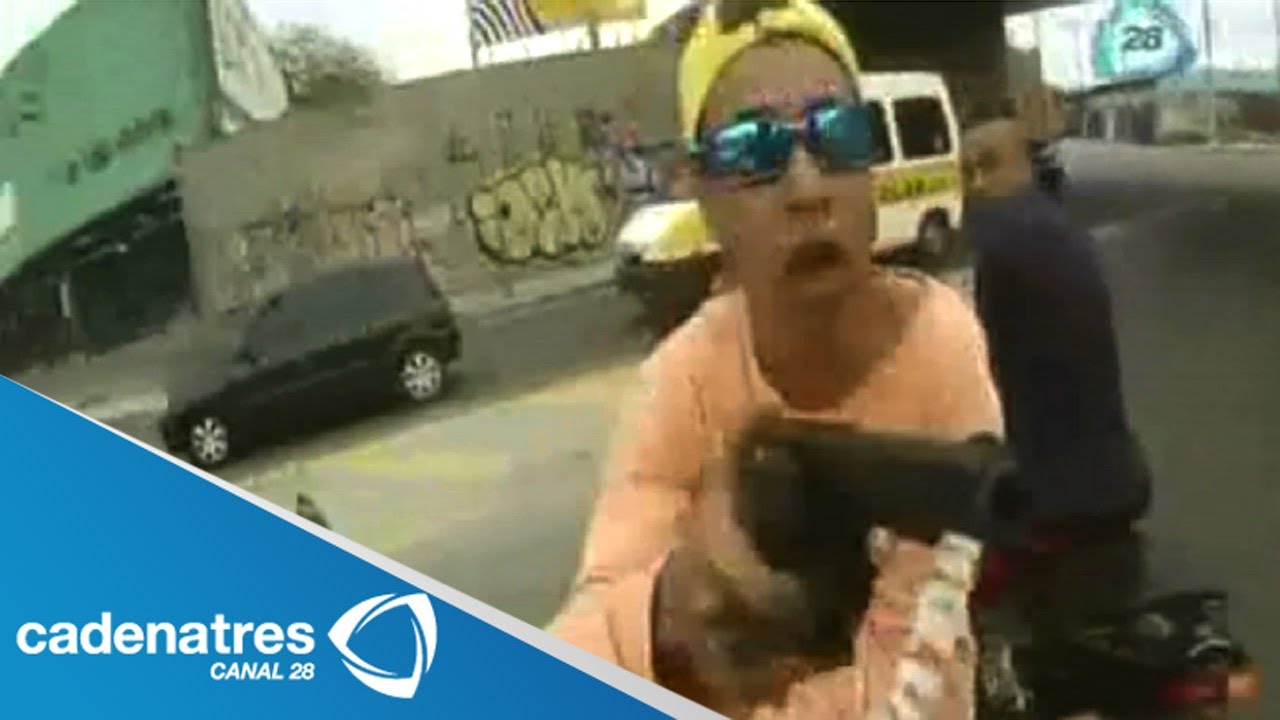 Motociclista brasile&ntilde;o graba el instante que es atracado a punta de pistola