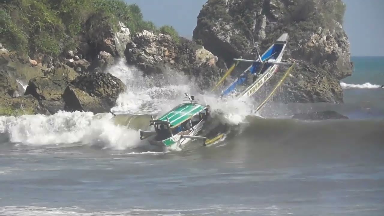 Menegangkan ll Nekat melaut terjang ombak besar ll Nelayan puger jember 