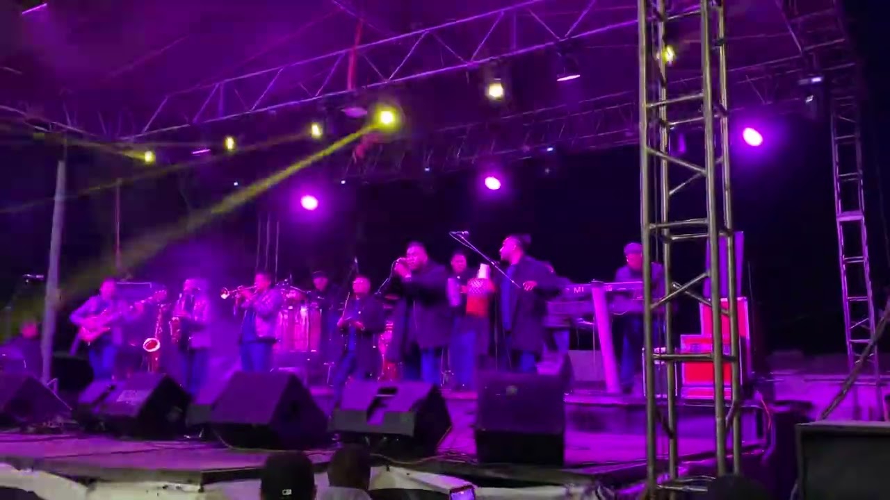 El Amor tiene - Tropicalisimo Apache en vivo Arturo Mtz