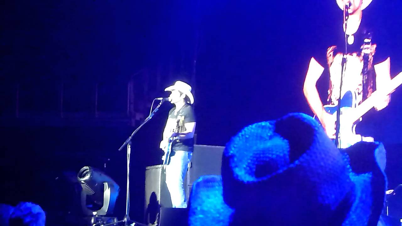 Brad Paisley - 'Water' Live - 02 Arena London - 17th Aug 2011