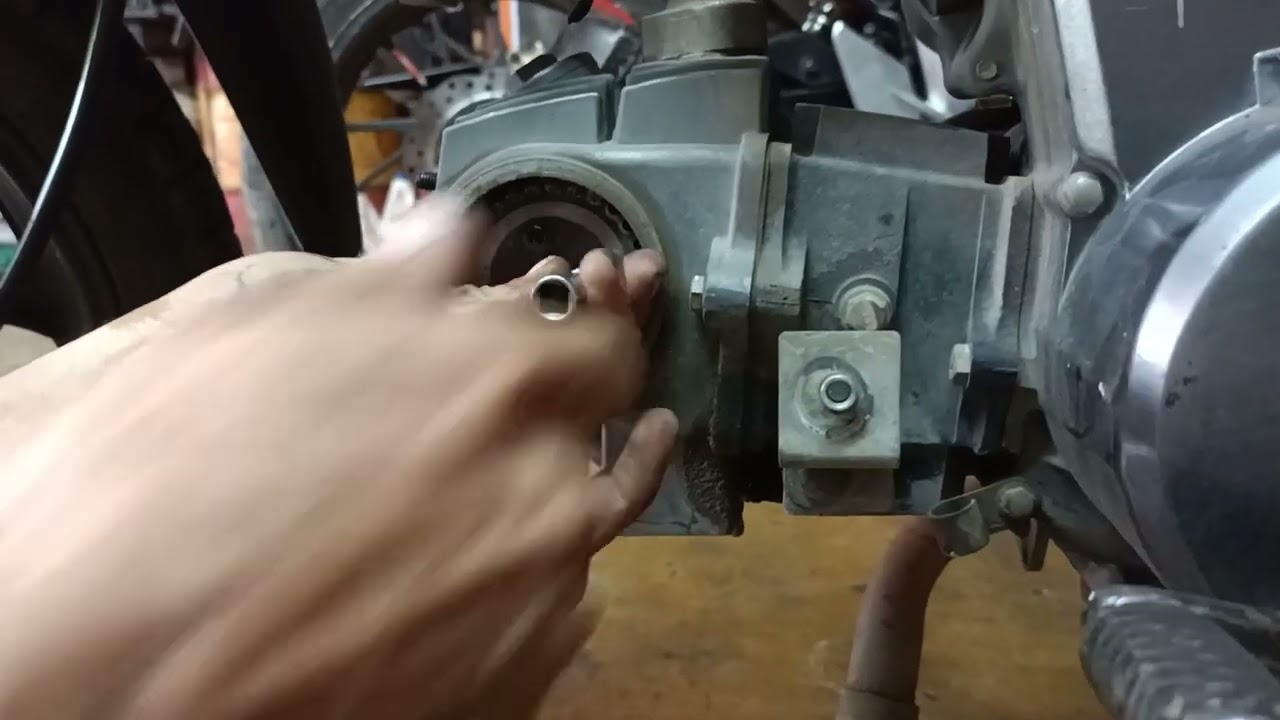 desarmando akt 110 x para cambiar sellos de válvulas  empaque cilindro y culata parte 1 🔥