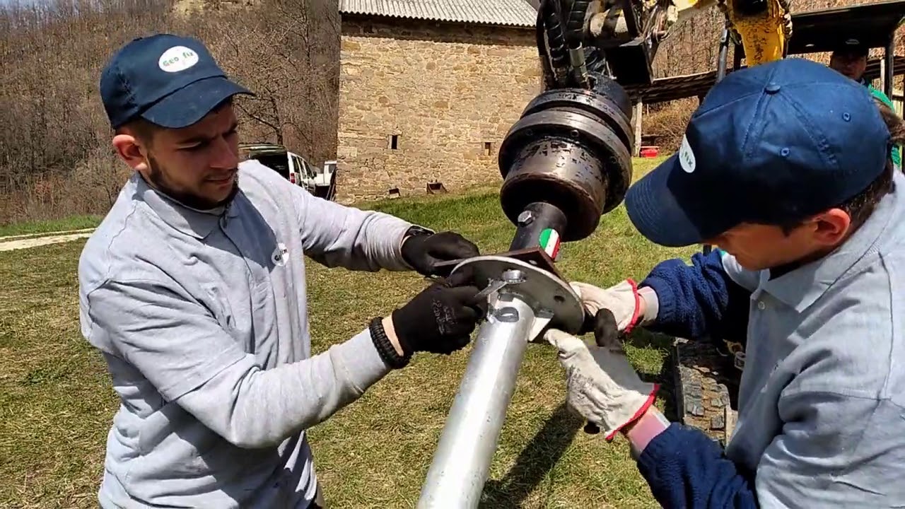 INSTALLAZIONE CON ESCAVATORE DI UNA FONDAZIONE A VITE GEOFIX