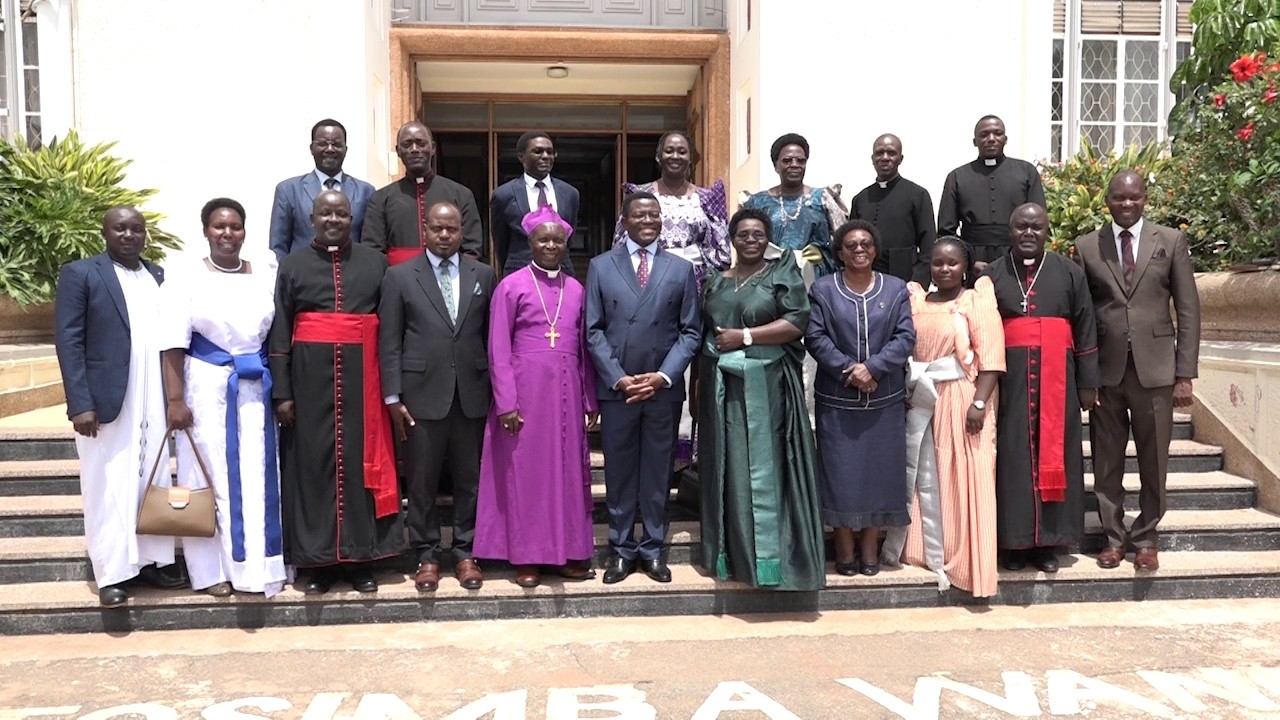 Agabuutikidde Omulabirizi wa West Buganda ow’omusanvu Gaster Nsereko n’olukiiko lwe bakiise embuga