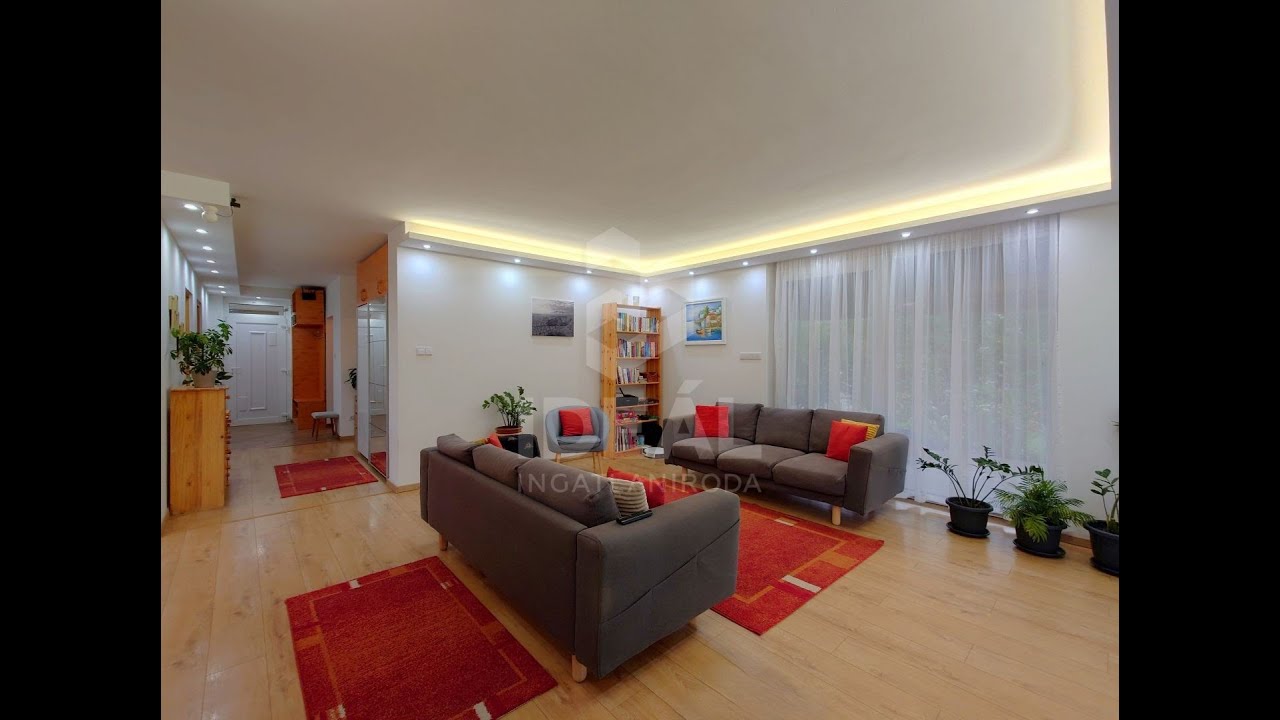 Győr, gepflegte Ziegelwohnung im Erdgeschoss mit Garten und 2 Parkplätzen zu verkaufen.