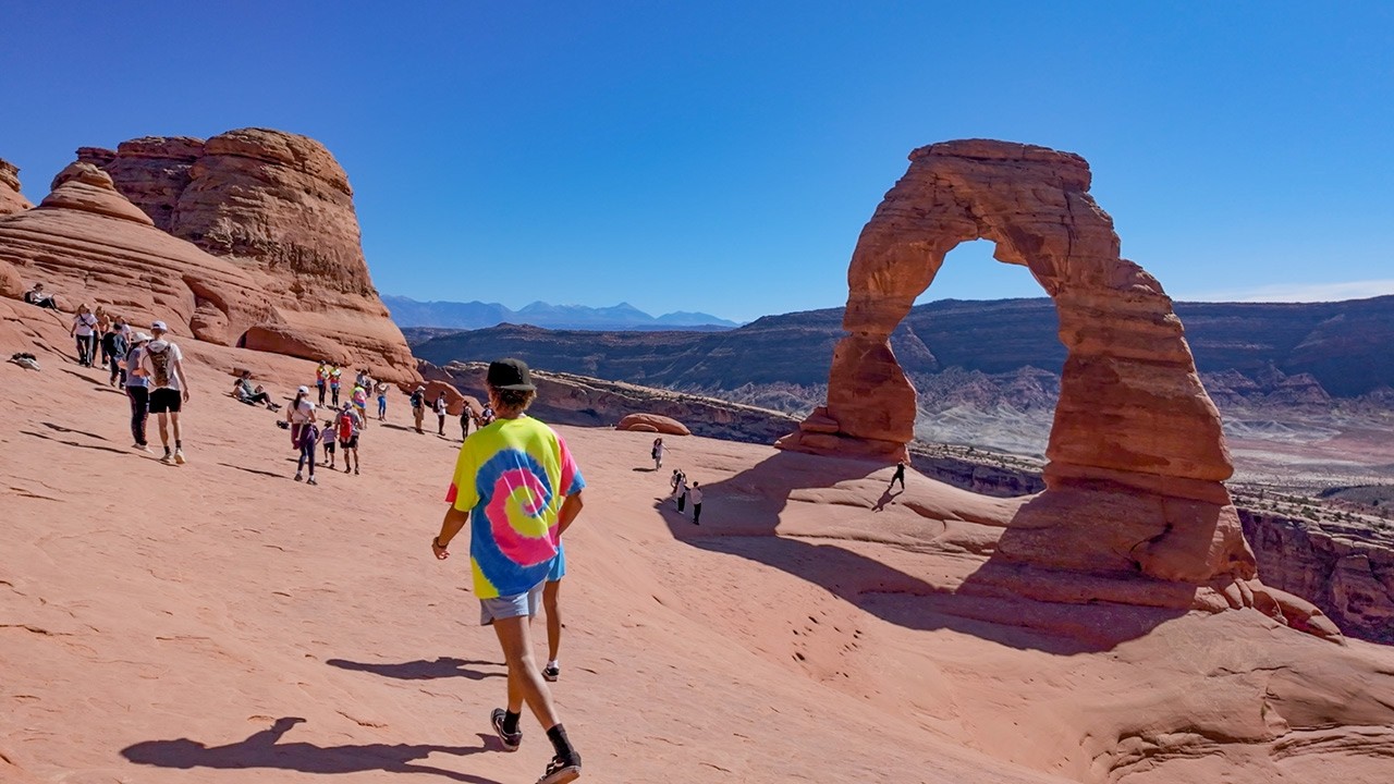 Насколько многолюдно на тропе Delicate Arch Trail? Национальный парк Арчес