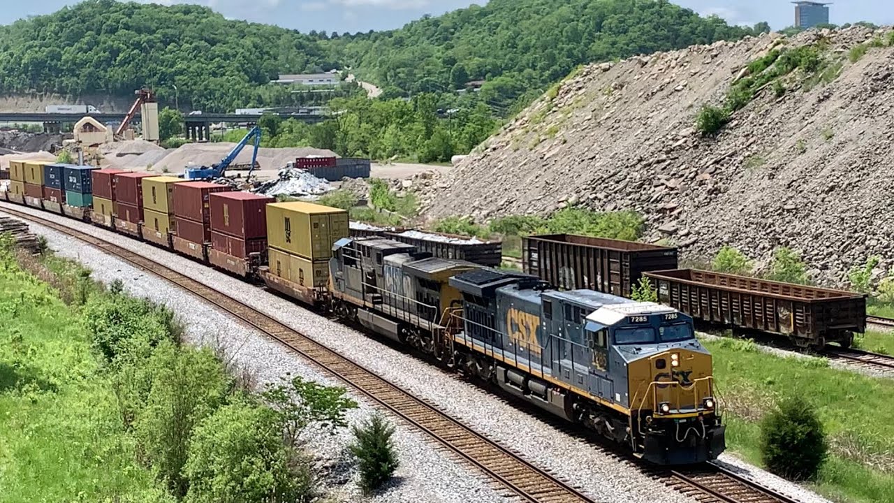 2 Trains Pass In Front & Behind Me At Same Time!  In A Row!  CSX Passes Abandoned Model Train Store