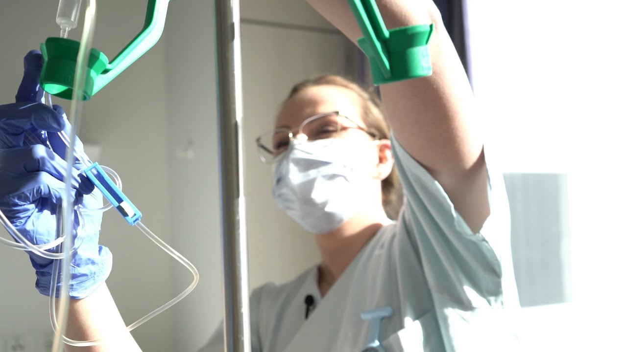 Lernende leiten eine Station - praxisnahe Pflege-Ausbildung an der UKSH Akademie
