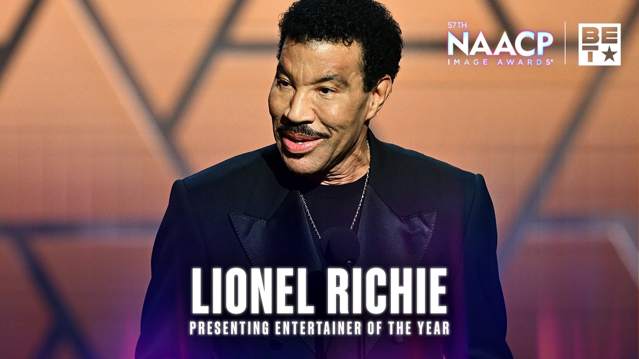Lionel Richie Shares a Powerful Message While Presenting Entertainer of the Year