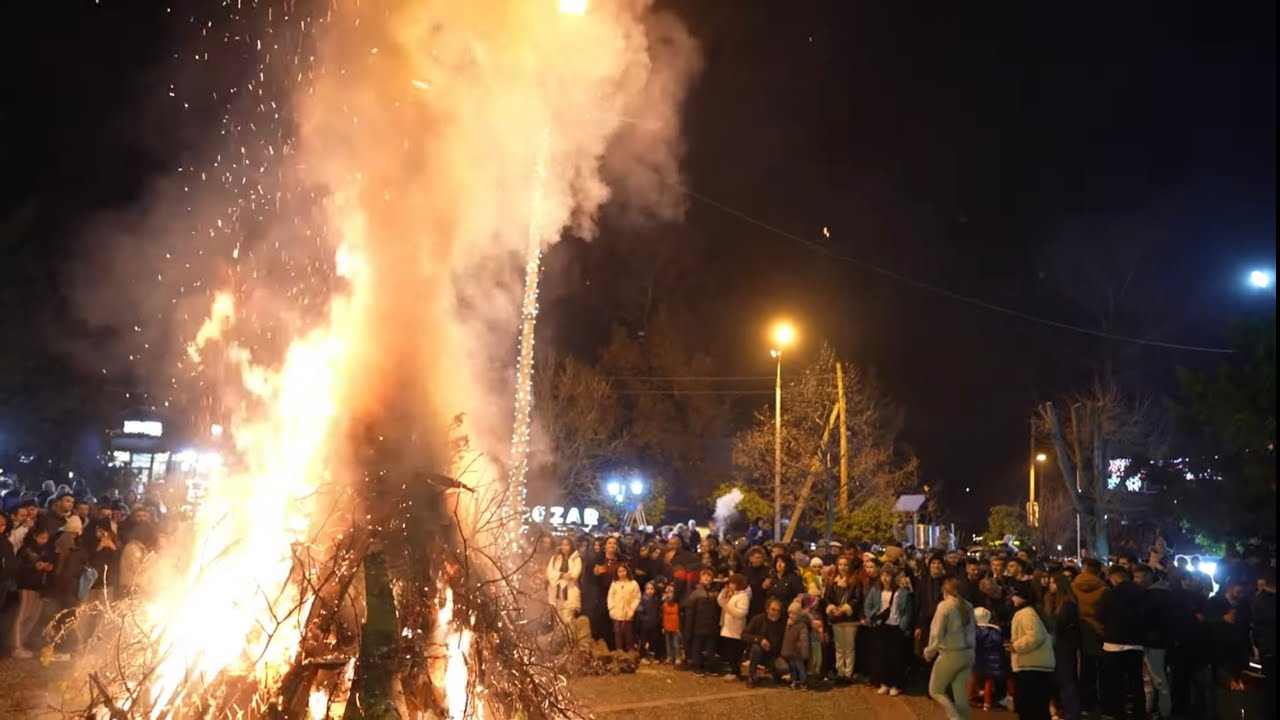 ΚΟΛΝΤΑ ΜΠΑΜΠΟΥ ΣΤΑ ΛΟΥΤΡΑ ΠΟΖΑΡ