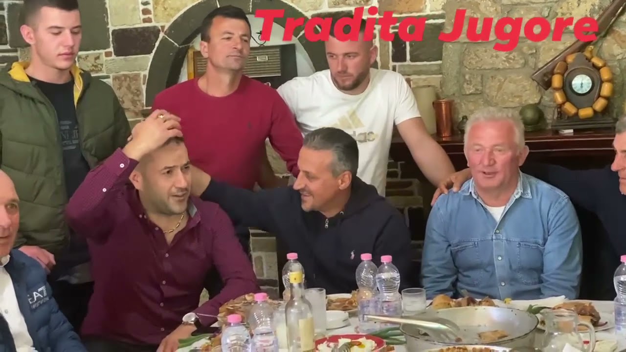 Kenge labe Grupi Tepelenes me disa miq kenge