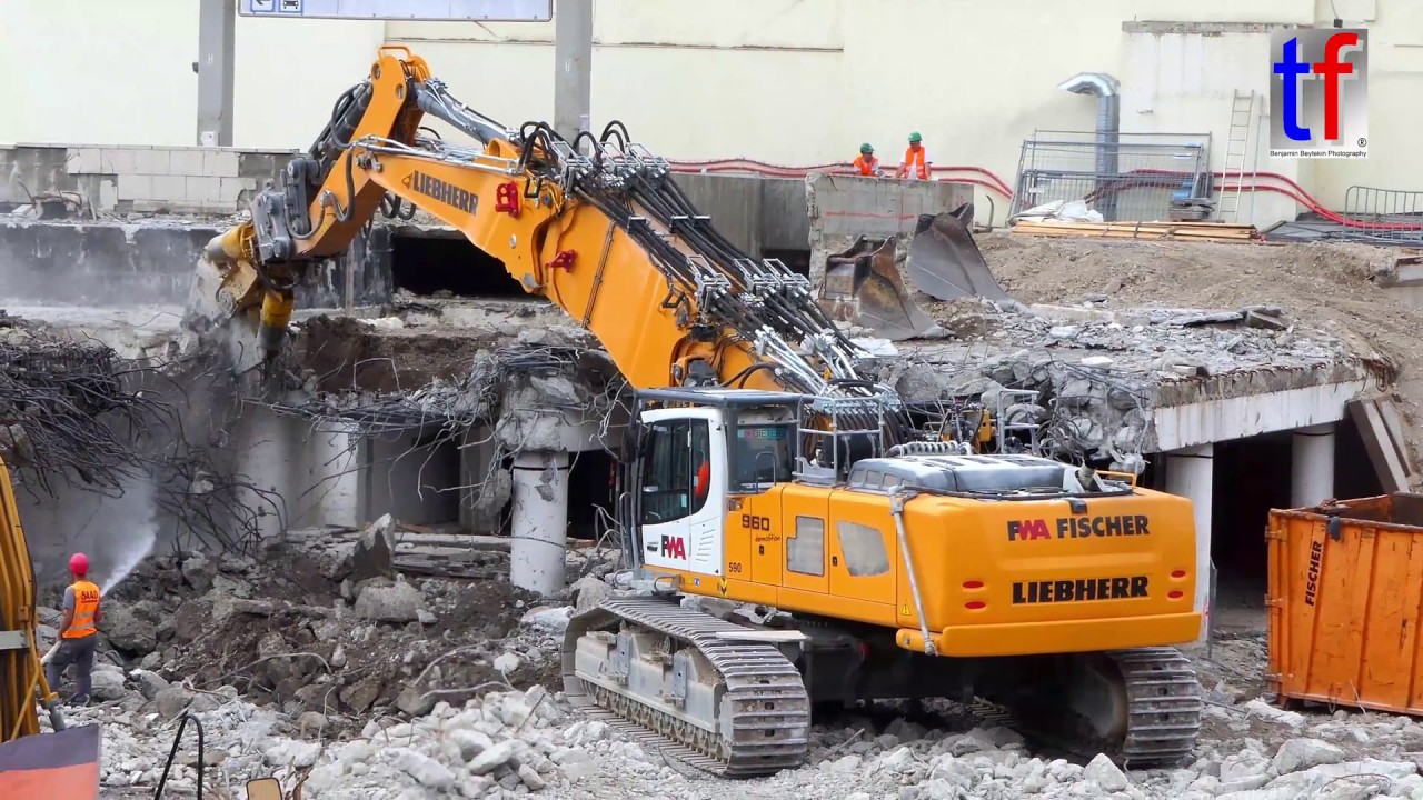 Stuttgart 21: LIEBHERR R 960 demolition, R 946, CAT 325D LN, Abbruch Hauptbahnhof, 12.07.2017.