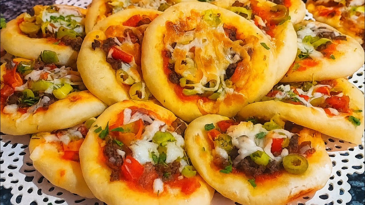 ميني بيتزا اقتصادية بعجينة هشة جداً… أحلى من الجاهز وبتكلفة بسيطة! 🍕🔥