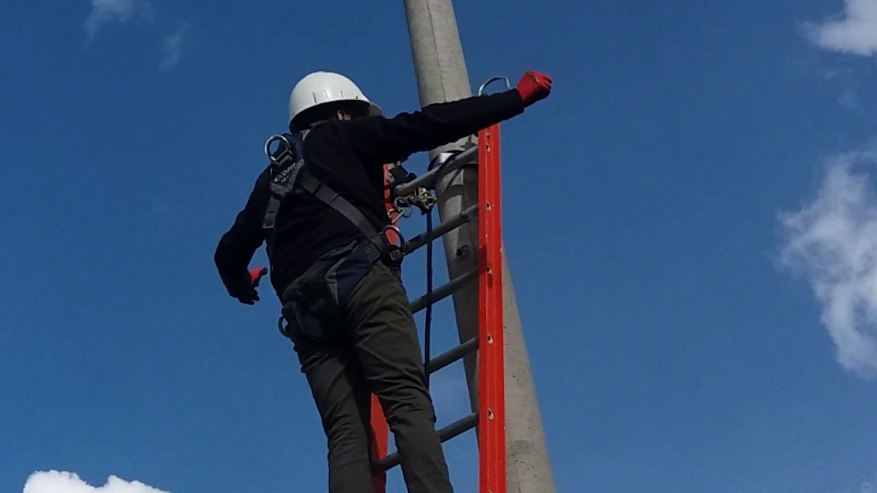 Montaje Escalera en Poste con Línea de Vida