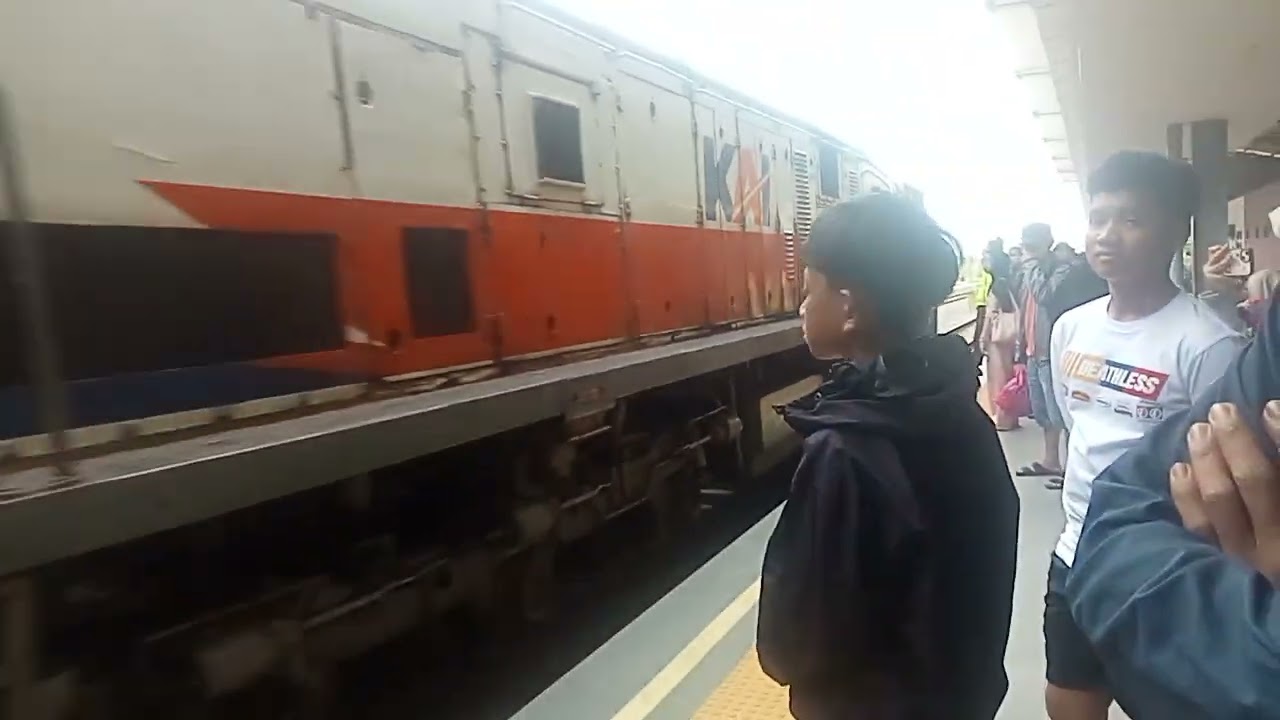 CC 201 92 04 BD Ft. (364) Commuter Line Bandung Raya Masuk Jalur 1 Stasiun Kiaracondong 