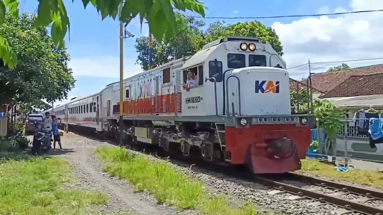 Blambangan ditarik lokomotif merah dan kedatangan kereta petani❗❗ hunting sport di stasiun Rogojampi