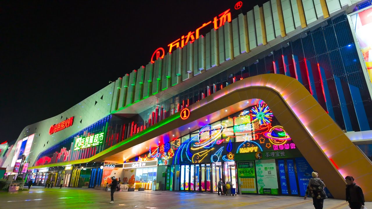 Exploring the deserted Wanda Plazas in China at night - Guilin Wanda 4K