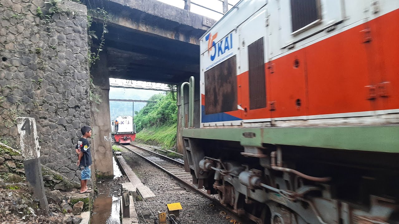 Lokomotif BERHADAPAN DI JALUR YANG SAMA ! MOMENT KEREN Kedatangan 3 LOKOMOTIF SEKALIGUS.