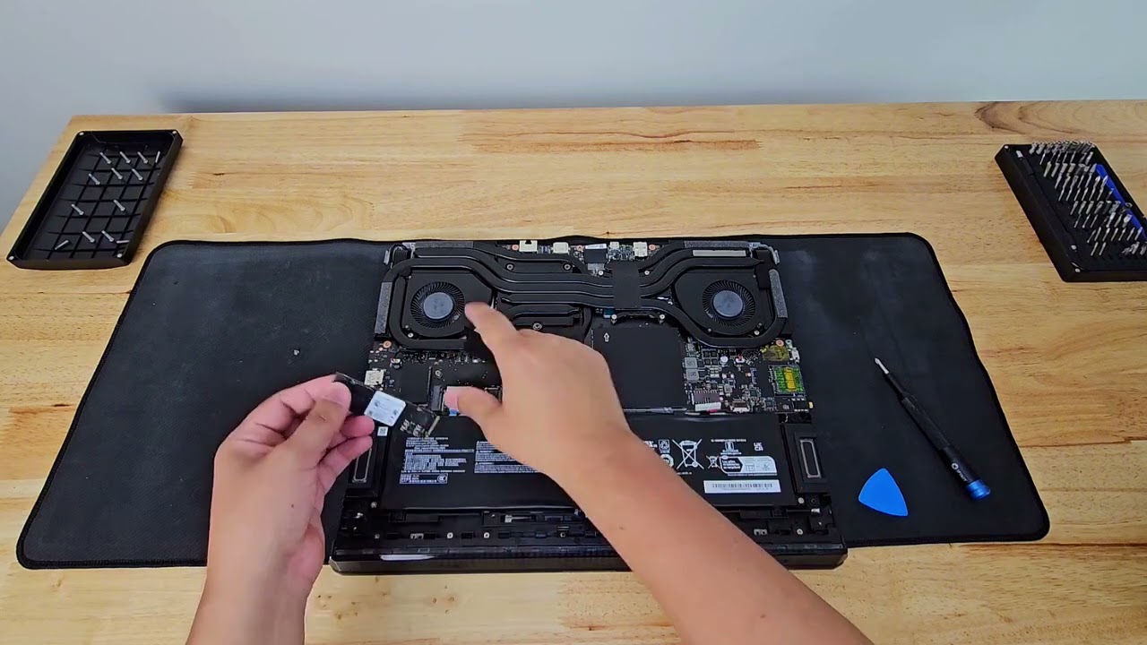 MSI Raider GE78 HX 14VHG | How to upgrade Ram and SSD