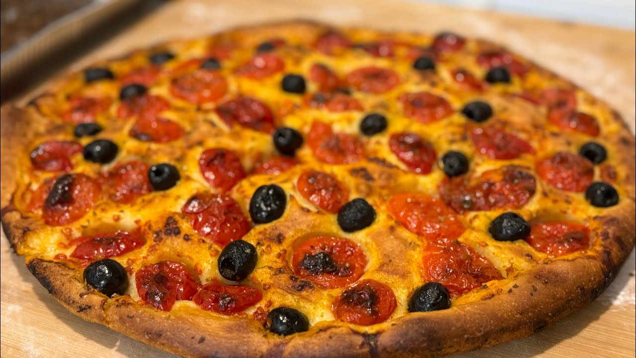 Focaccia Barese Soffice e Dorata: il profumo autentico di Bari! 🫓☀️