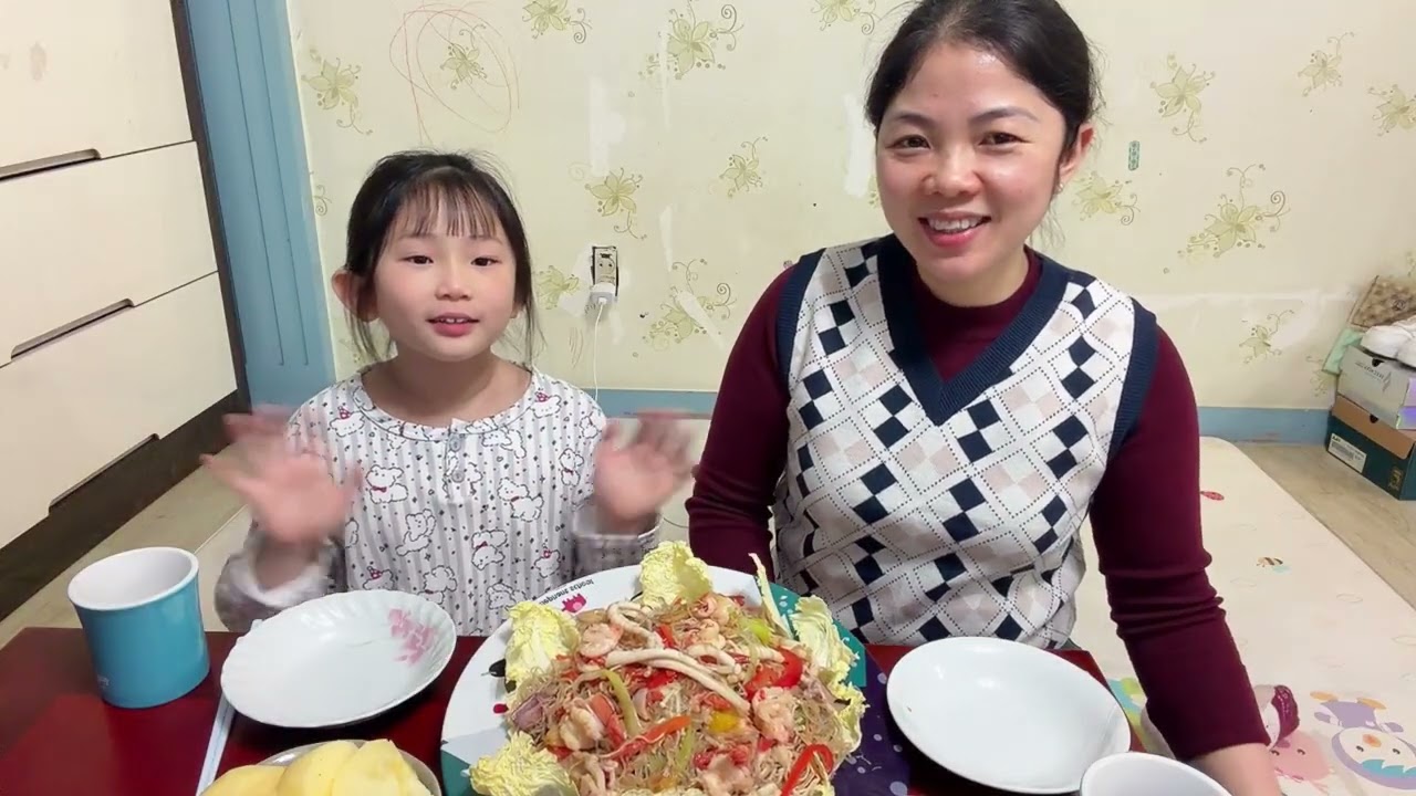 CSHQ(40)khi con gái thích ăn món việt nam .mẹ làm cho ăn món mì xào hải sản việt nam mừng lắm luôn .