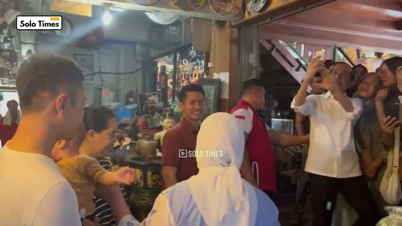 Jokowi & Ibu Iriana Nikmati Masa Pensiun dengan Belanja Taman, Makan Soto hingga ke Pasar Triwindu