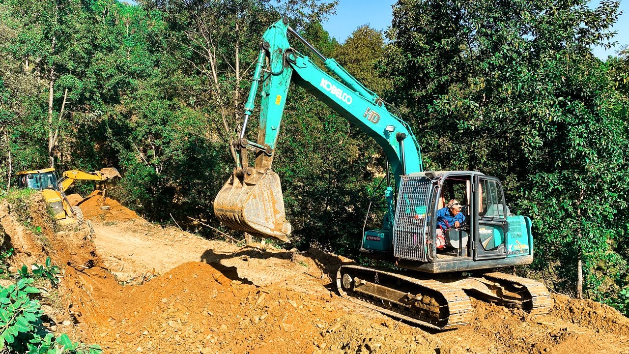 Excavator Operator Shows Incredible Skill and Daring Building New Road on Risky Mountain | Trackhoe