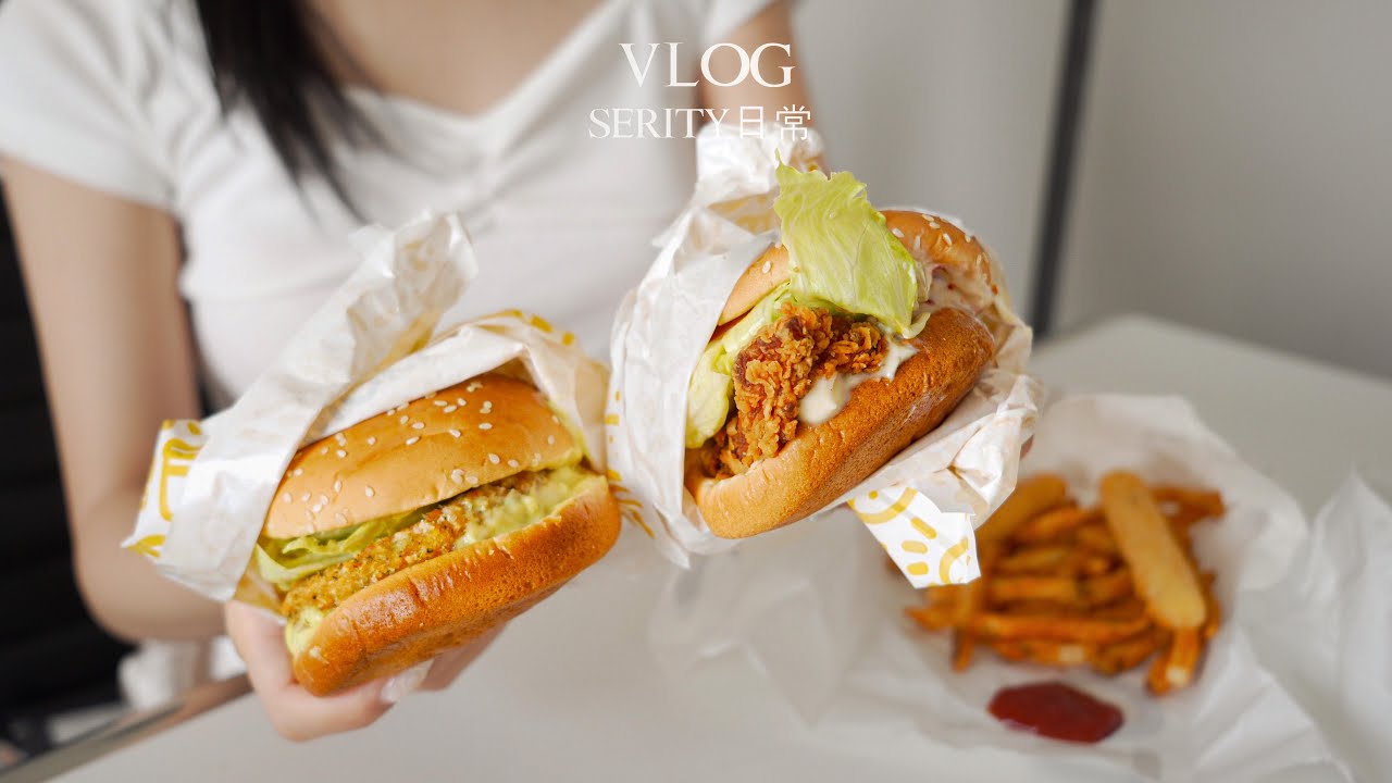 SUB•VLOG🍔 자취생의 여름나기. 전자레인지로 쑥머핀 만들기, 궁중떡볶이랑 라이스페이퍼 딤섬 만들기. 부추전, 엄마의 책 선물, 부추비빔밥, 영화 파일럿, 사과베이글