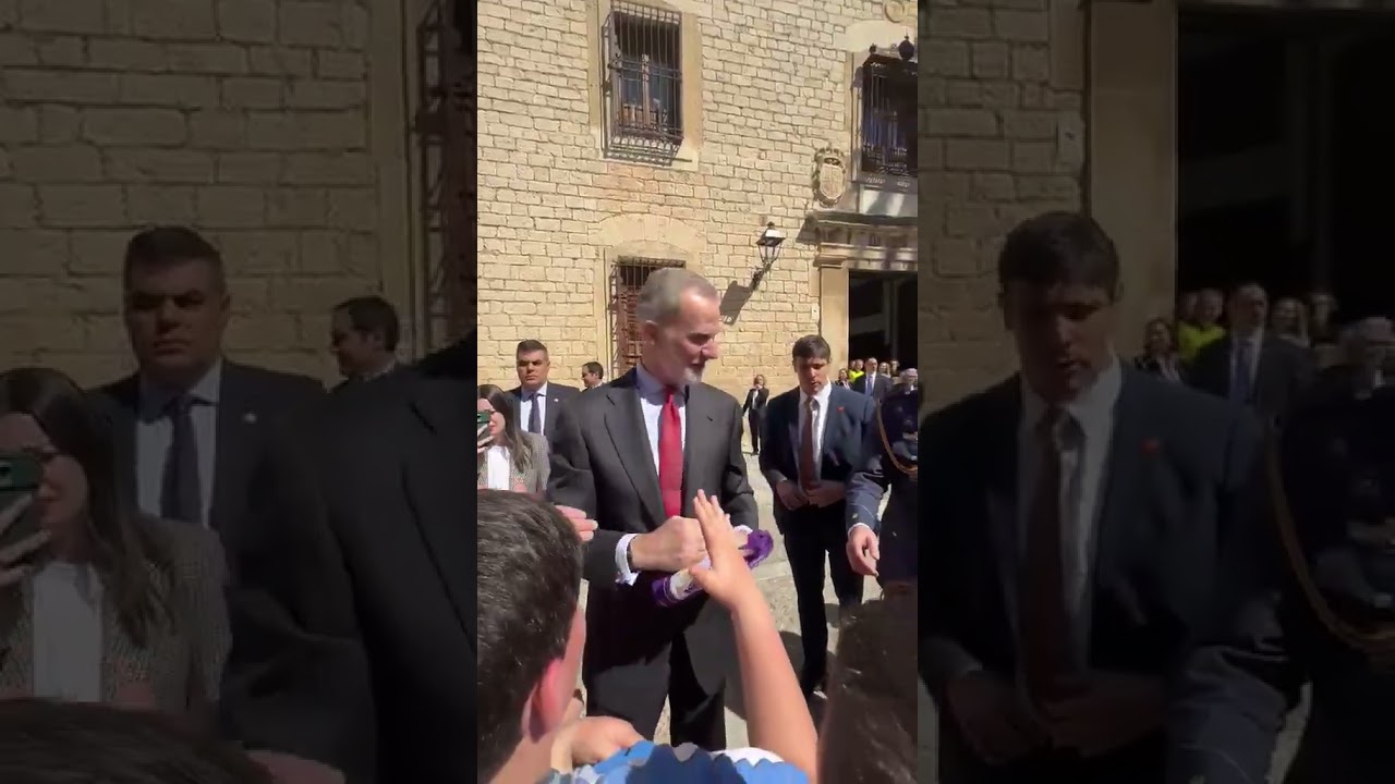 Felipe VI sostiene una bufanda del Real Jaén, regalada durante su visita a Jaén. / Adriana Correa.