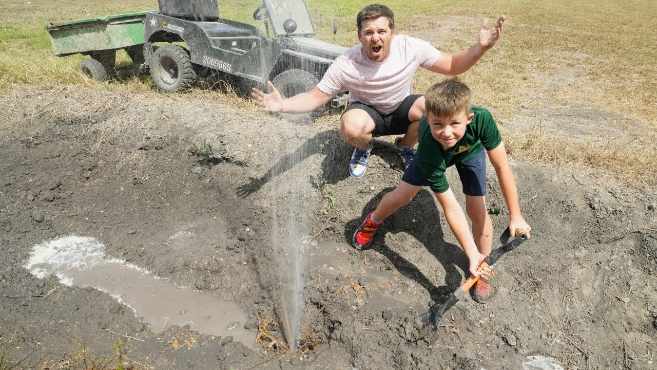 Hudson Finds Broken Pipe Full of Mud and Water | Tractors for kids
