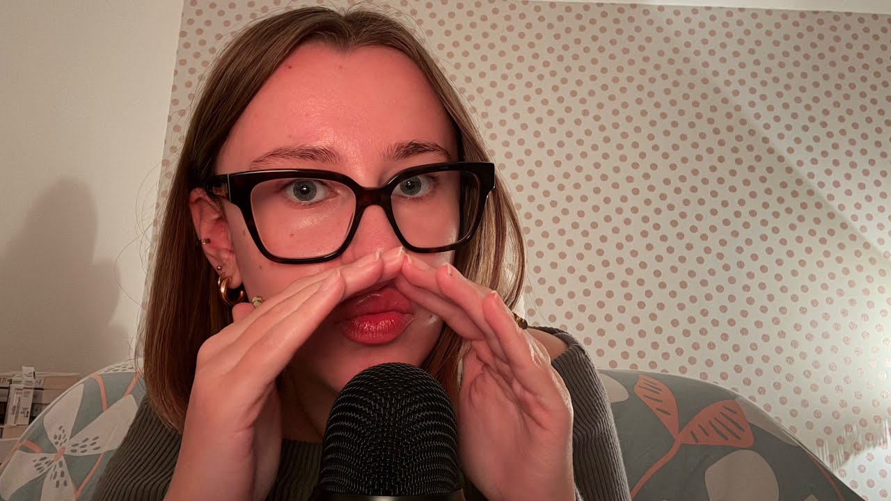 ASMR- Bruits de bouche et hand movements🥱