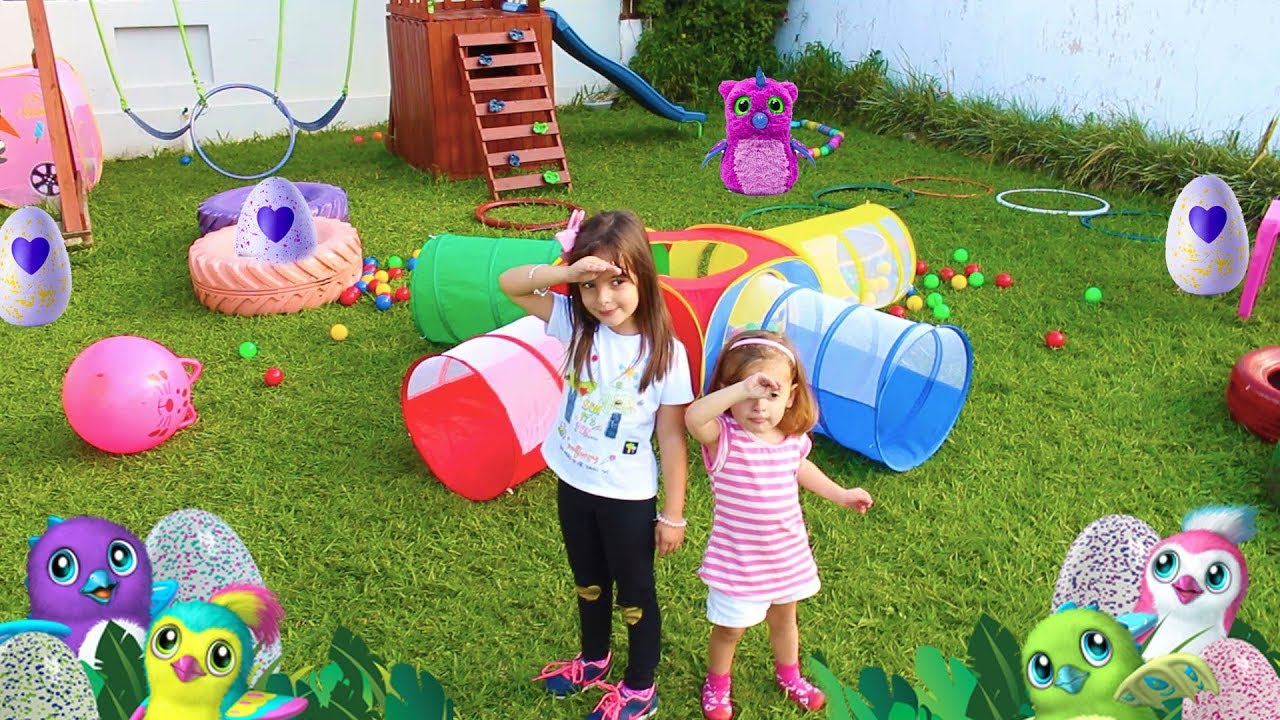 BRINCANDO DE PIQUE ESCONDE NO PARQUINHO - Jéssica Godar e Laurinha e Helena