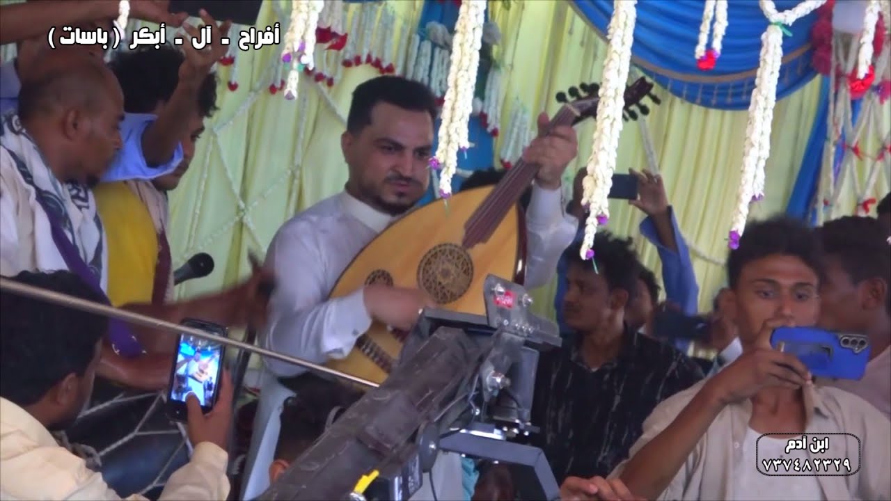 حشود جماهيرية وتفاعل  كبيرمع الفنان مجاهد الصانع  في الزفة المسائية لابناء آل أبكر باسات