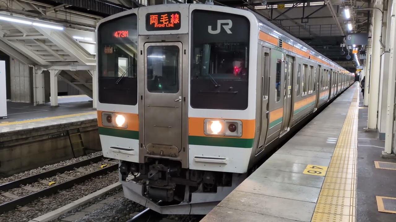 211系3000番台C15編成両毛線普通桐生行き高崎駅6番線を出発