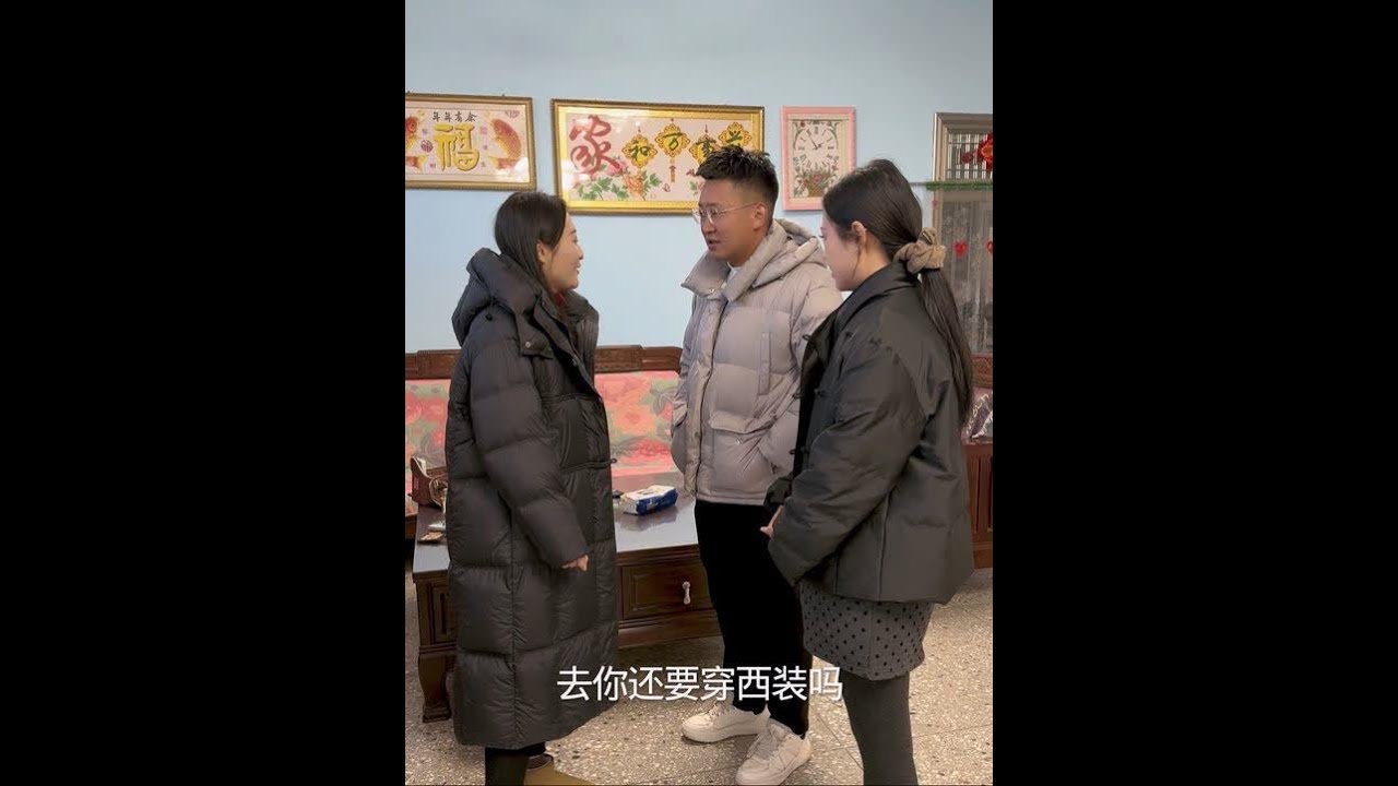 我们这边结婚还得买三身红，你们那边有这样的说法吗？我感觉买外套还是没有羽绒服穿上暖和实用一些。 #记录农村生活的点点滴滴 #结婚