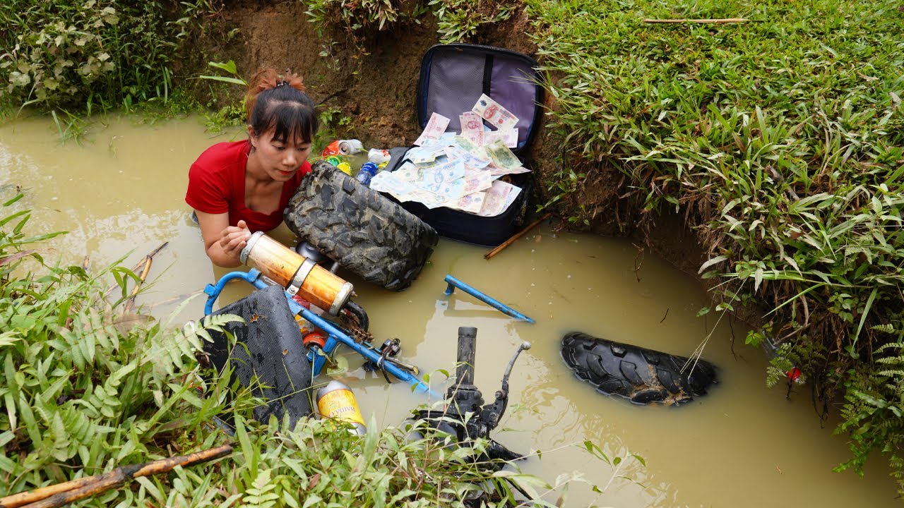 Poor Girl Picks Up Scrap | Girl Finds Large Sum Of Money And Antique Motorbike Swept Away By Flood