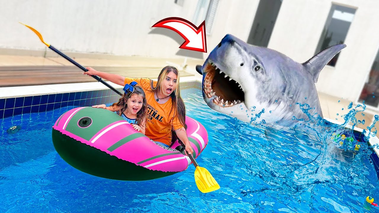 UM TUBARÃO TENTOU PEGAR LAYRA E LARISSA NA PISCINA FUNDA! - história engraçada
