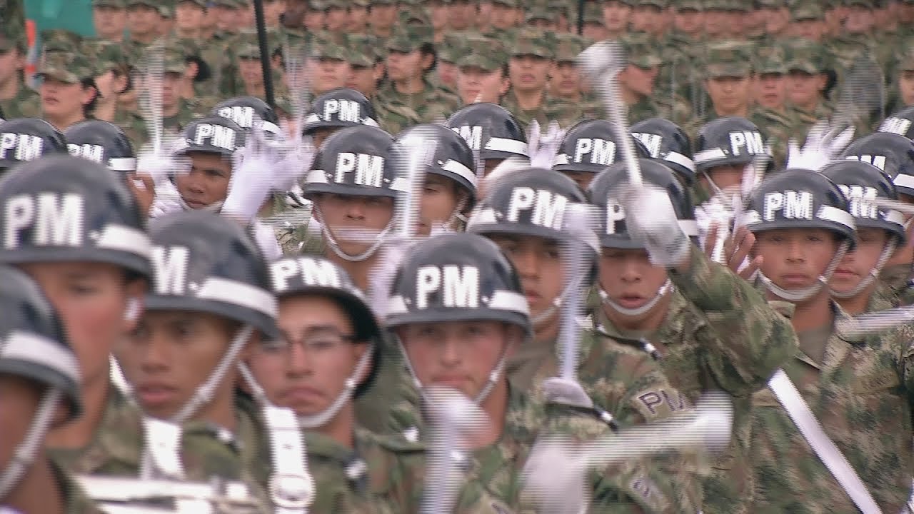 Banda de guerra de la PM 15 brilla en desfile del 20 de julio