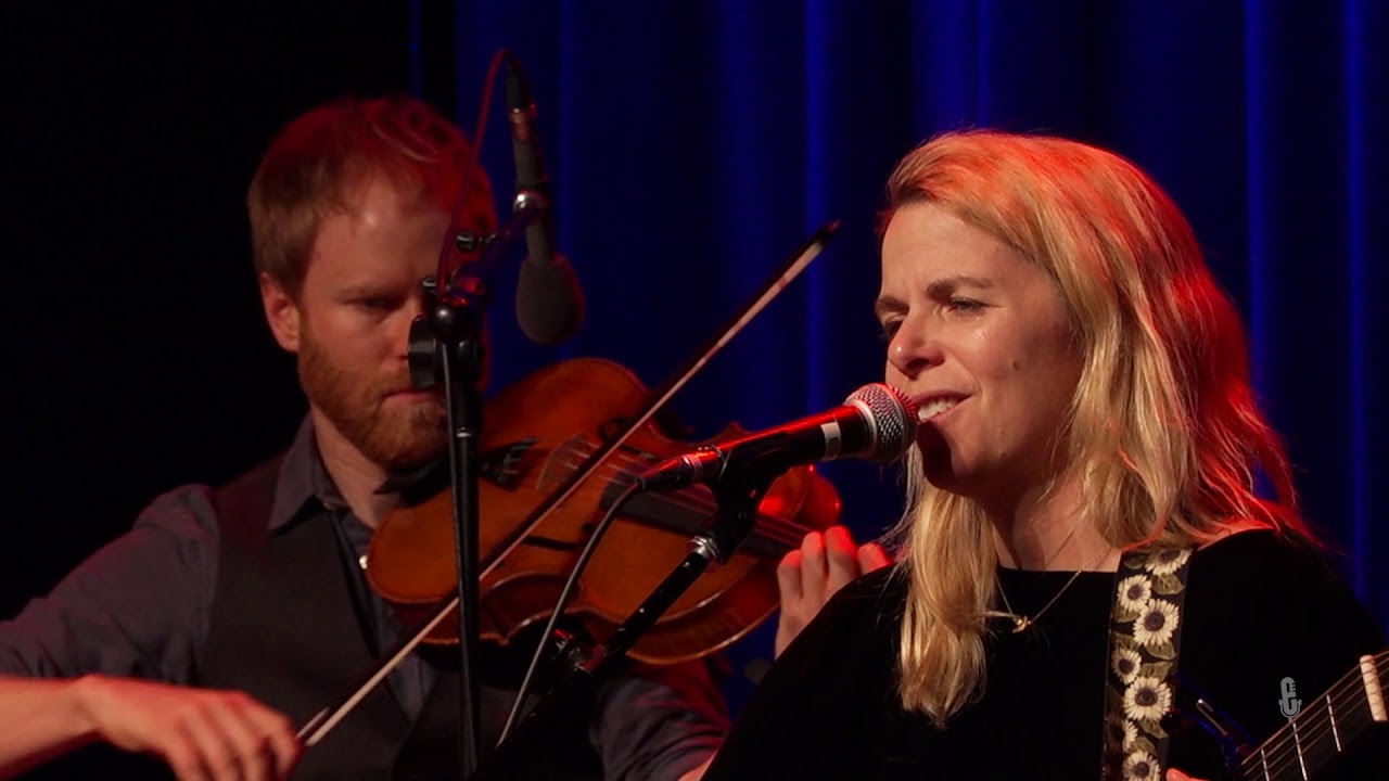 Aoife O'Donovan - Lakes Of Pontchartrain (Live on eTown)