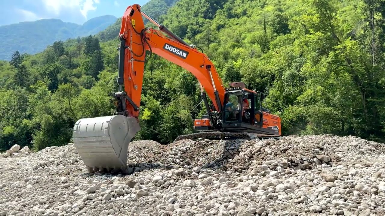 DOOSAN DX350 fixing river shore - Pulfero, Italy