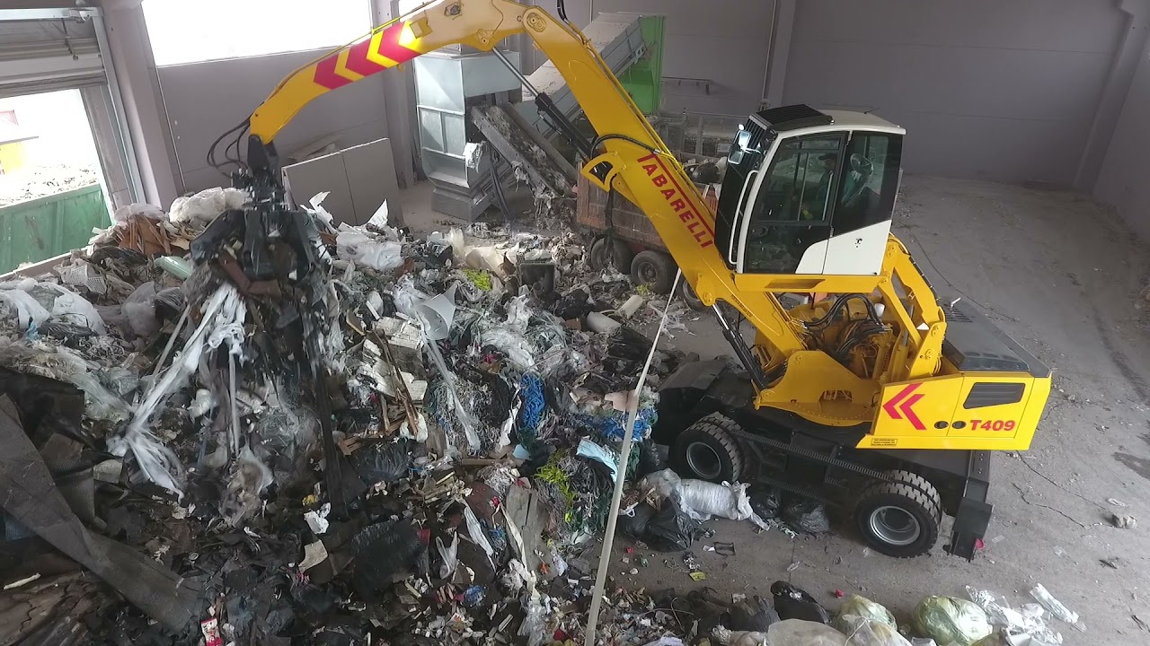 Caricatore Tabarelli T409-2C al lavoro con i rifiuti