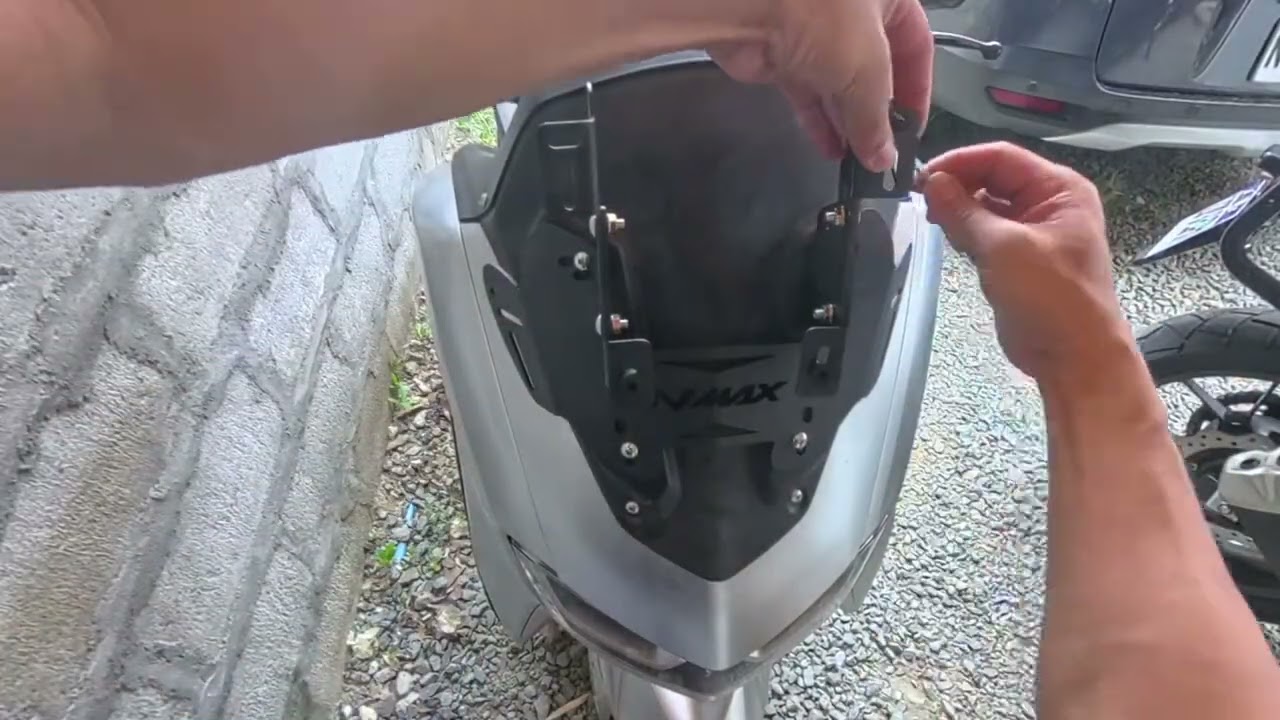Installing the X3 windshield bracket on the NMAX