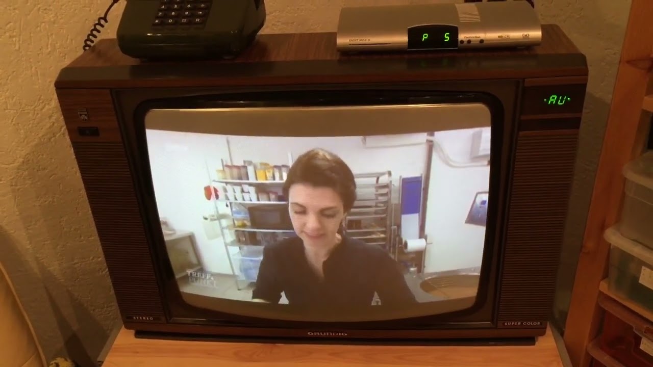 GRUNDIG Röhrenfarbfernseher von 1982, 66-160 Stereo in Funktion