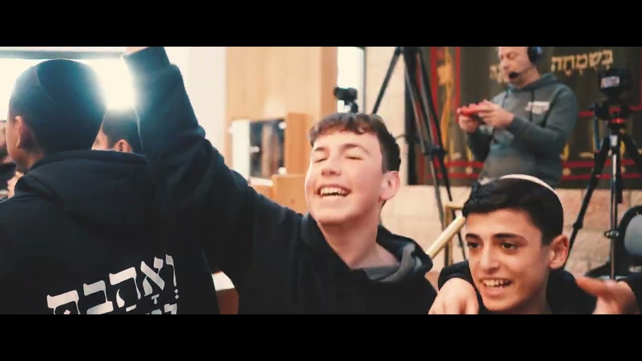 שירת המונים I ישיבת בני עקיבא  נתניה I שרים בקיבוץ עלומים   התשפ״ה I יודי ורונית קול משפחתי🎵