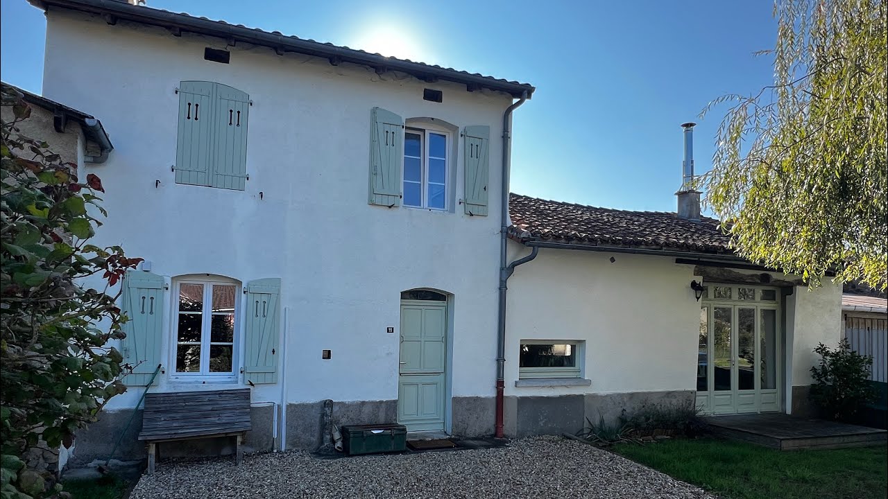 SOLD...82,500. Mezieres-sur-Issoire, Charming house with vaulted living room, courtyard and garden.