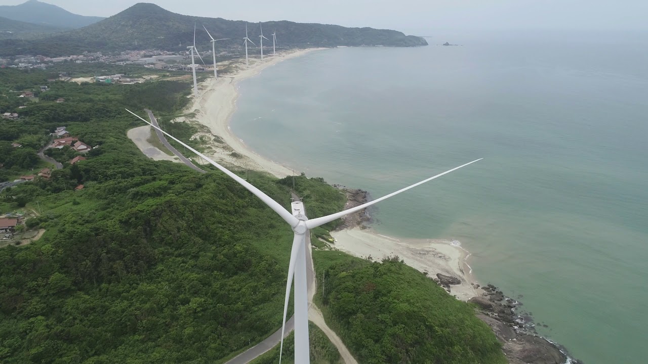 風車のある海水浴場、島根県江津市の黒松海水浴場、浅利海水浴場を空撮