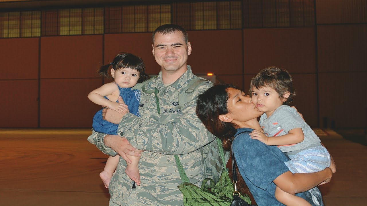 Jemput daddy di bandara US airforce. Di suapin Rachel [PitasLife]
