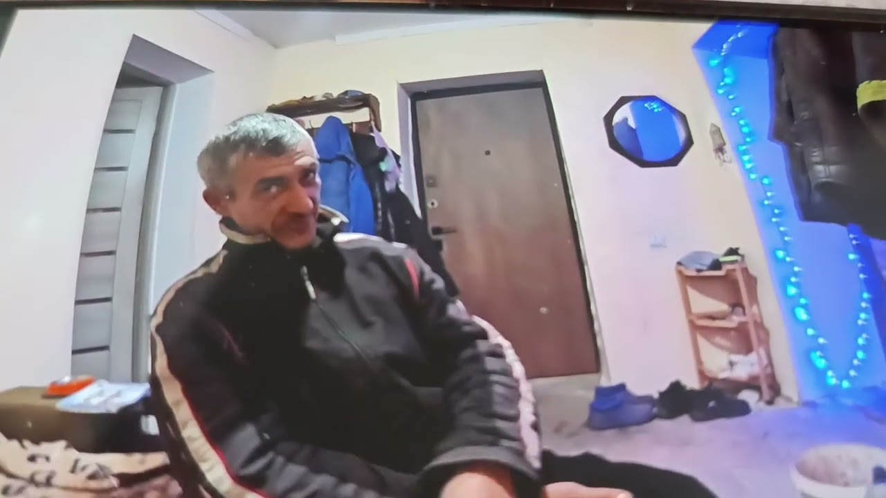 Колян в гостях у мачо.Засраном месте,на диване кошек кормит и там сама спит.Поддержите и подпишитесь