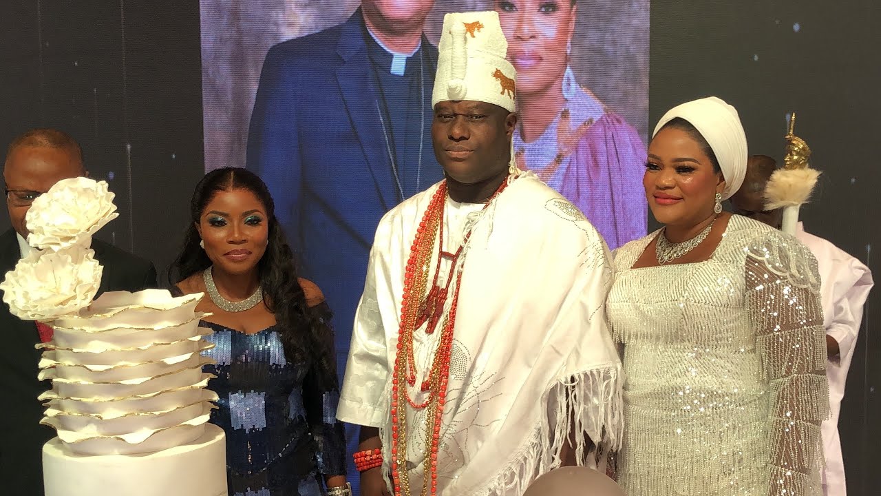 ELECTRIFYING ARRIVAL OF OONI OF IFE AT PROPHETESS FUNMILOLA LUCAS BIRTHDAY, CUT CAKES WITH HER.